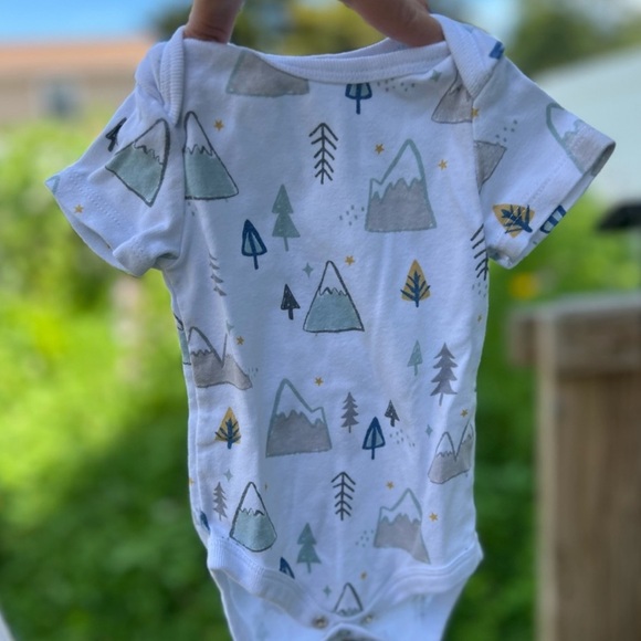 LOT OF THREE short sleeve onesies, size 0-3 months - Picture 6 of 8